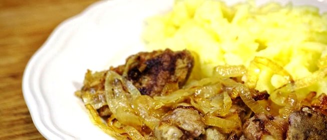 Куриная печень, жареная с луком