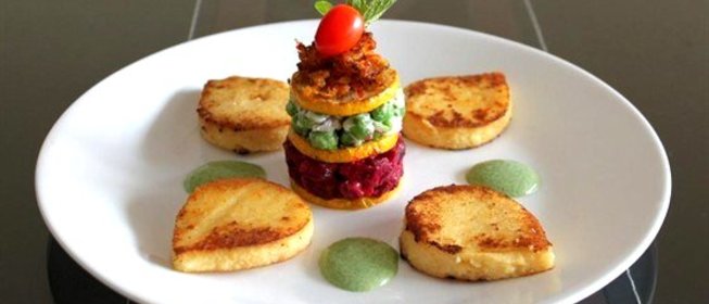 Листья поленты с овощным мильфеем и соусом из кориандра