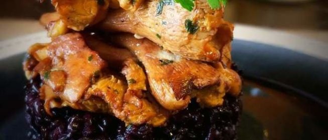 Ризотто из черного риса с лисичками