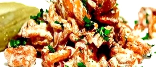 Жареные лисички в сметане