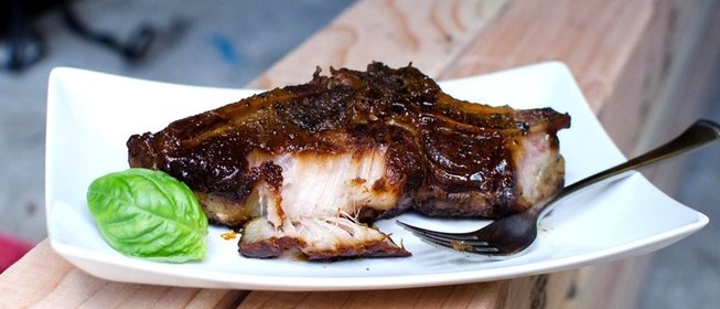 Свиные ребрышки запеченные с луком