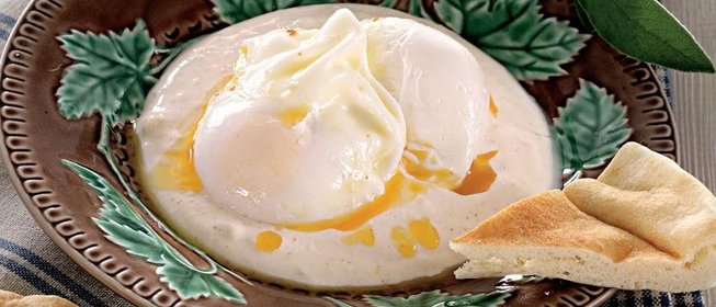 Яйца-пашот по-турецки, с йогуртом и шалфейным маслом