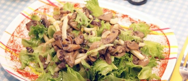Салат с кальмарами и грибами