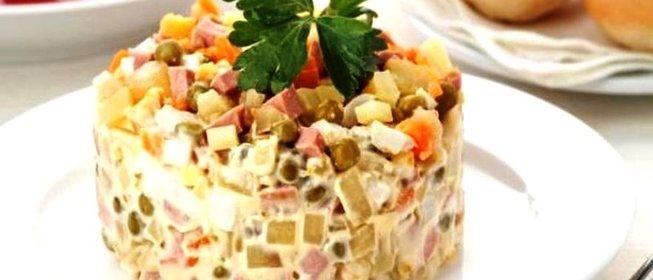 Салат Оливье с колбасой