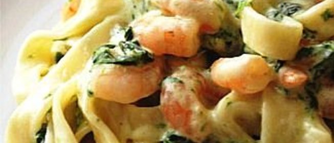 Фетучини с креветками и шпинатом