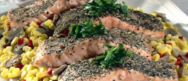 Лосось с полентой и кукурузой