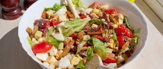 Летний салат с колбасой