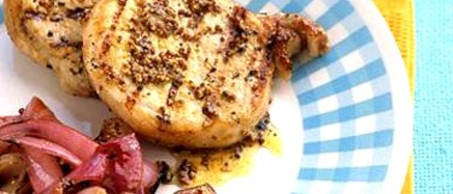 Свиные отбивные с луком на гриле