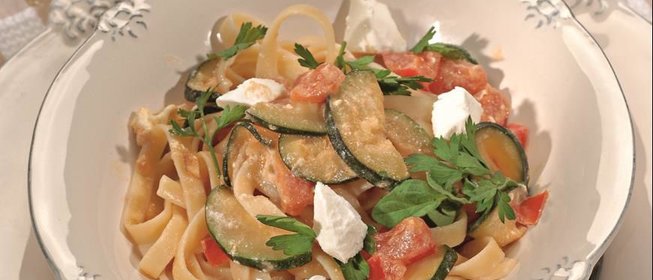 Феттучине с цукини, помидорами и фетой
