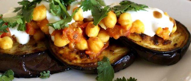 Жареные баклажаны и кабачки с бараньим горохом в лаваше