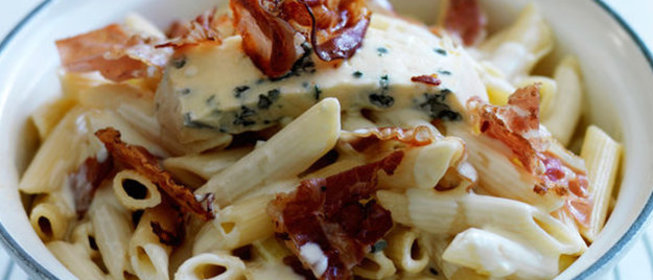 Пенне с сыром рокфор и беконом