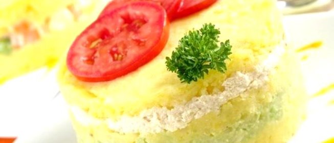 Картофельное пюре, запеченное с сыром, луком и помидорами