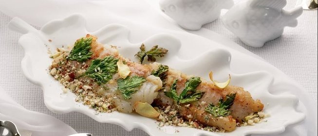 Треска с хрустящей корочкой из лесных орехов, трав и имбиря