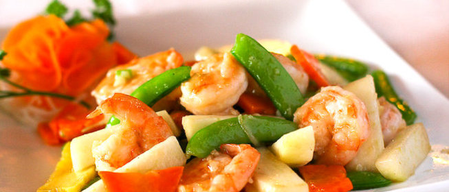 Свежие груши и поджаренные креветки