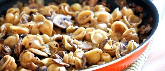 Грибы под сливочным соусом