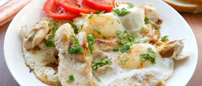 Куриное филе жареное на сковороде с яйцами