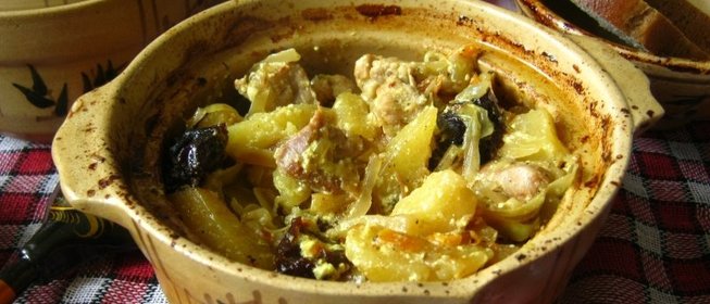 Жаркое из свинины в горшочках