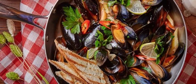 Сковорода мидий в остро-томатном соусе с каперсами