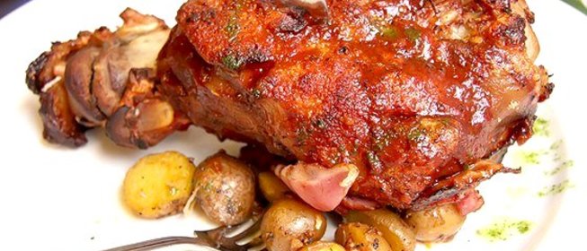 Запеченая свиная нога с яблоками и картофелем