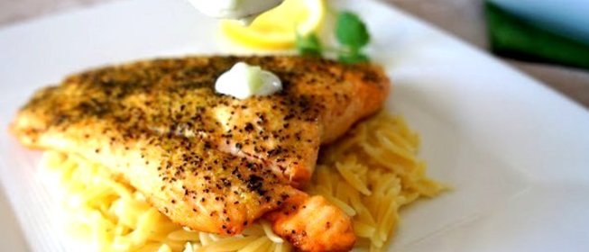 Лосось по‑гречески с соусом дзадзики