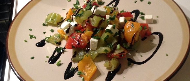 Вегетарианский салат с запечеными перцами и фетой