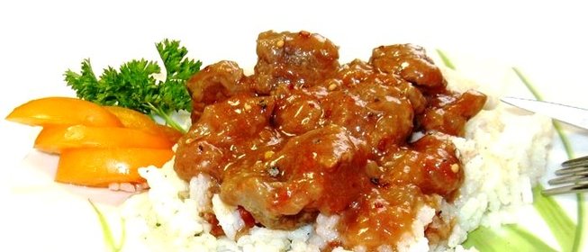 Тушеное мясо в помидорно-луковой подливке