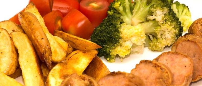 Колбаски гриль с картофельными дольками, томатами и брокколи