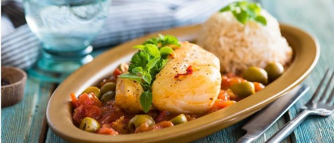 Стейки трески в томатном соусе с имбирем и оливками