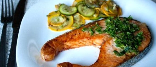 Запеченный лосось с релишем из трав и каперсов