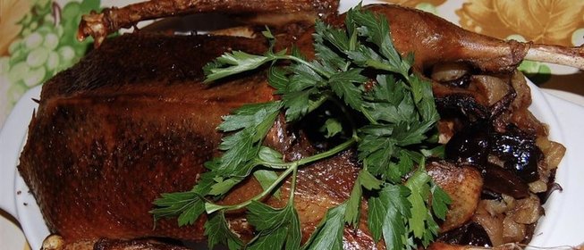 Гусь с черносливом