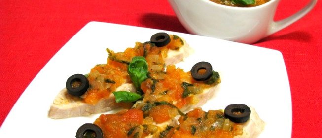 Куриное филе под томатным соусом с базиликом