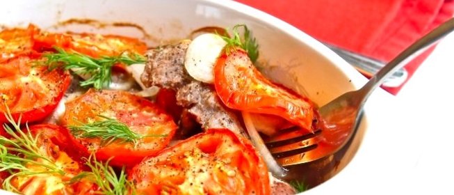 Мясо в духовке с помидорами