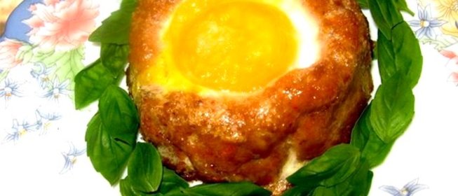 Мясные гнезда с сыром и яйцами