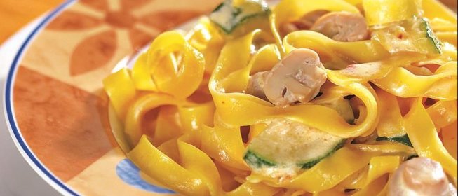 Тальятелле под сливочным соусом с цуккини и грибами
