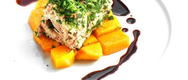 Кролик с зеленым луком и чесночной тыквой