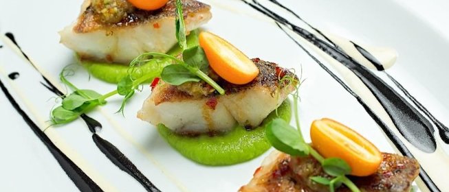 Судак с пюре из зелёного горошка и соусом бербланше