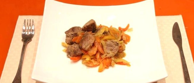 Свинина с овощами на сковороде