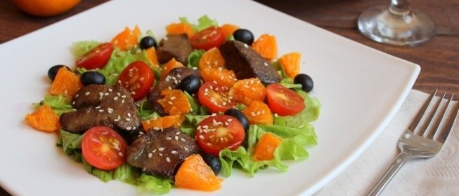 Салат с куриной печенью и мандаринами