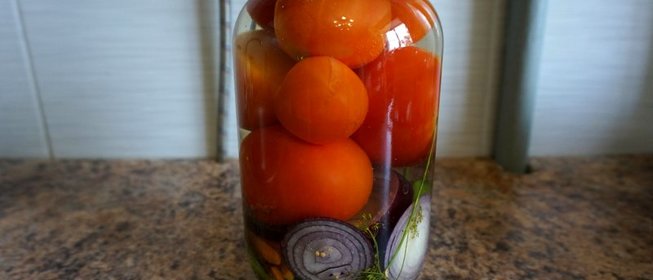 Маринованные помидоры с красным луком и морковью