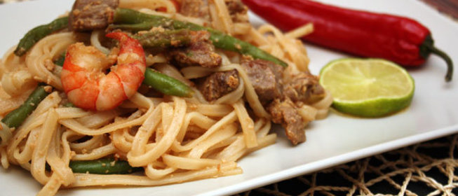 Рисовая лапша с мясом и креветками