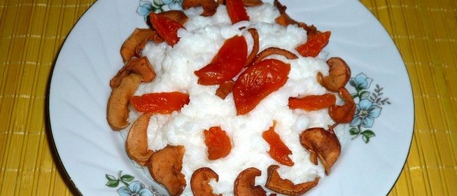 Молочная рисовая каша с сухофруктами