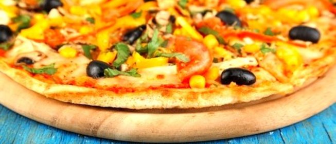 Пицца с курицей и кукурузой