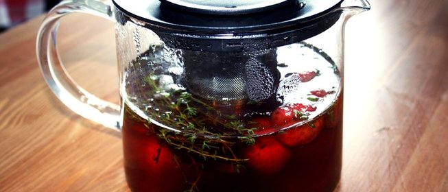 Чай с тимьяном и клубникой