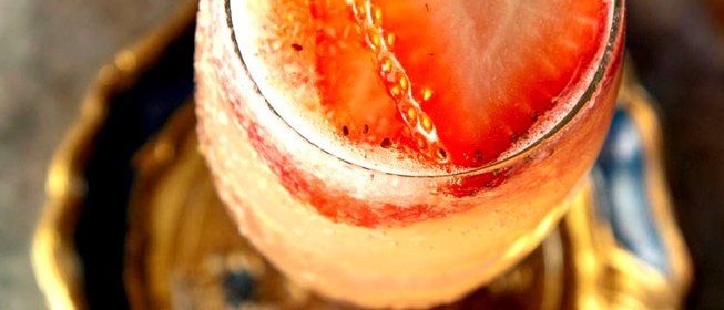 Коктейль из просекко с клубникой