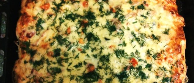 Пицца с колбасой на жидком тесте