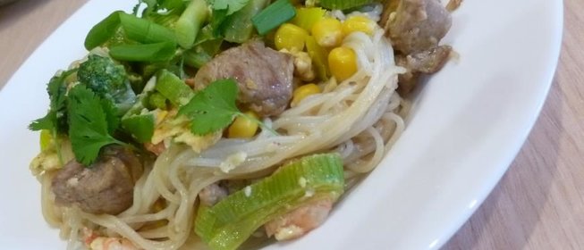 Свинина с креветками, кукурузой и рисовой лапшой