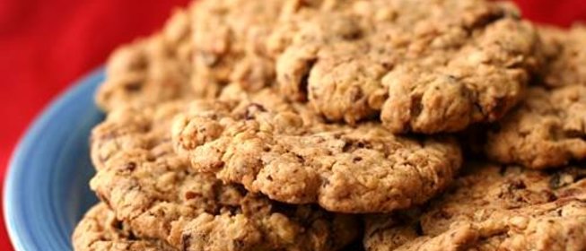 Овсяное печенье с шоколадом, вишней и орехами