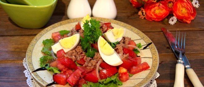 Салат с тунцом консервированным