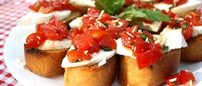 Брускетта с помидорами и моцареллой