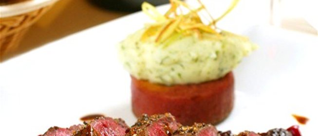 Говядина с розмарином и соусом из красной смородины и горчицы